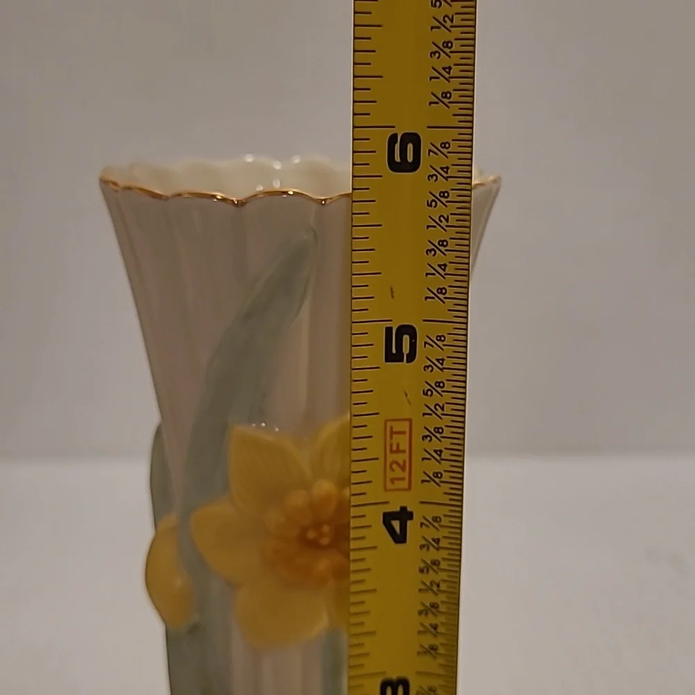 Lenox Daffodils in Bloom Bud Vase with Gold Trim